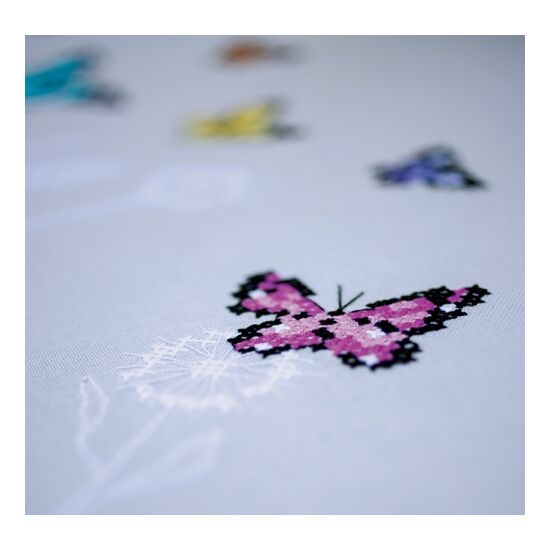 Tafelkleed Vlinderdans borduurpakket - Vervaco voorbedrukt-HobbyGigant