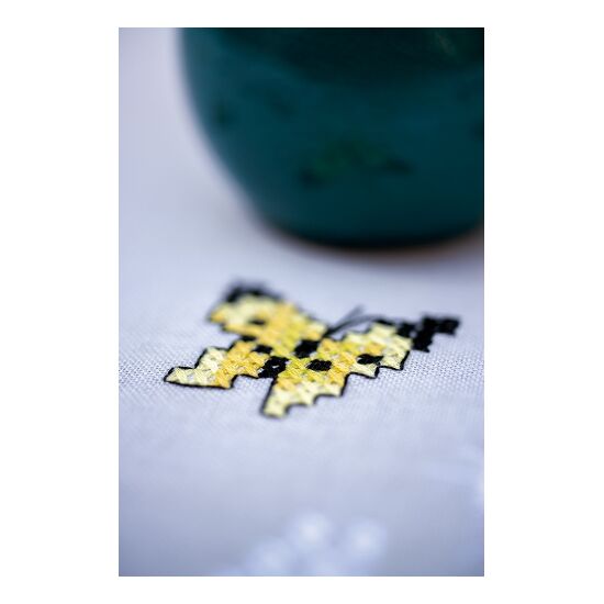 Tafelkleed Vlinderdans borduurpakket - Vervaco voorbedrukt-HobbyGigant