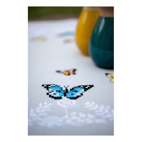 Tafelkleed vlinderdans borduurpakket - Vervaco voorbedrukt
