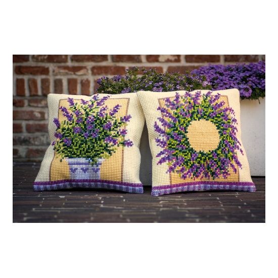 Lavendelpot borduurkussen - Vervaco borduurpakket, voorbedrukt borduurpakket, Vervaco, borduren met wol, stramien kussen borduren, lavendelpot borduren, kussen borduren, borduurwerk, kruissteek borduren | HobbyGigant