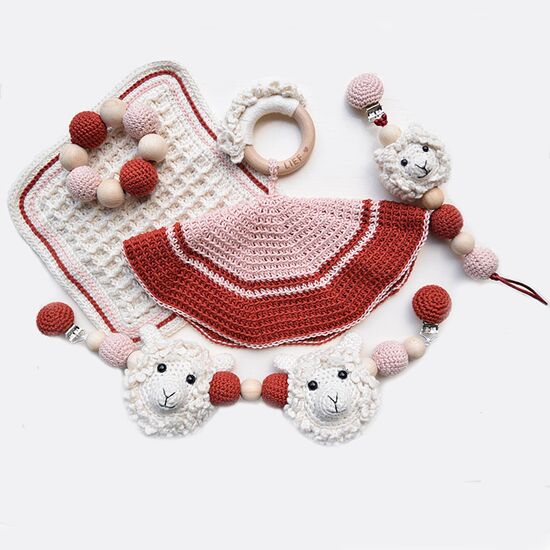 Haakpatroon babyset rammelaar, wagenspanner, doekjes en speenkoord