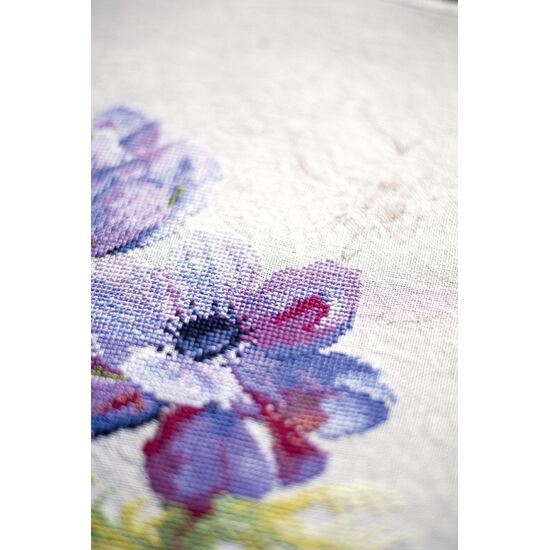 Blauwe anemonen borduurpakket - LanArte telpatroon | HobbyGigant