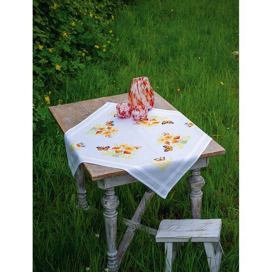 Tafelkleed Oranje bloemen en vlinders - Vervaco voorbedrukt borduurpakket | HobbyGigant