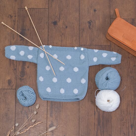 Babytruitje met stippen breien - FairMade breipakket | hobbygigant.nl