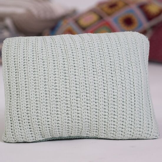 Kussen met franjes haken - FairMade haakpakket | hobbygigant.nl