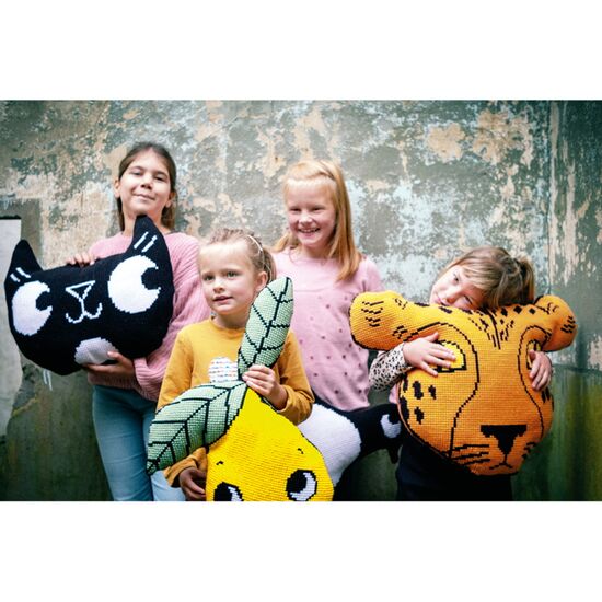 Zwarte kat vorm borduurkussen - Vervaco borduurpakket | HobbyGigant