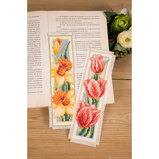 Boekenlegger Bloemen borduurpakket - set van 2 - Vervaco telpatroon | HobbyGigant