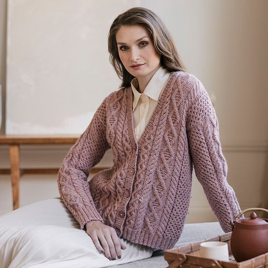 Damesvest Lähde met kabelpatroon breien - Novita 7 Veljestä Nummi breipakket | hobbygigant.nl