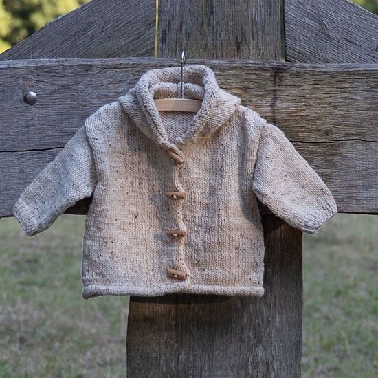 Baby jasje met capuchon breien - FairMade breipakket | hobbygigant.nl