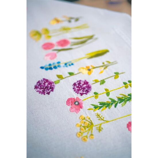 Tafelkleed lentebloemen borduren - Vervaco borduurpakket | borduurpakketten | hobbygigant.nl