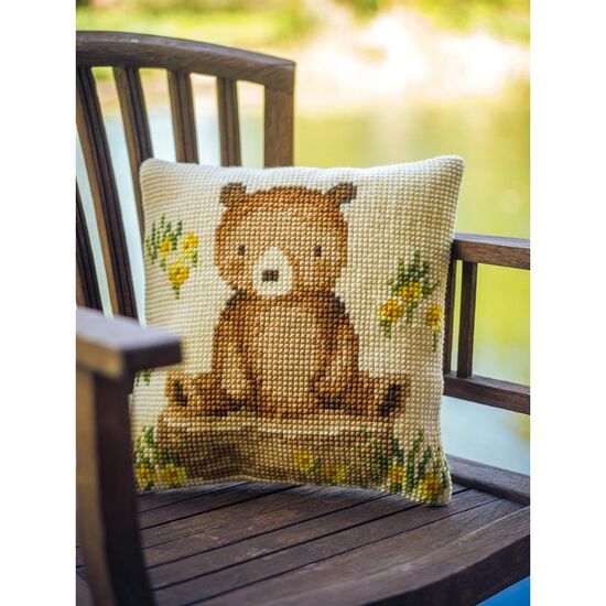 Beertje op boomstam borduurkussen - Vervaco borduurpakket | borduurpakketten | hobbygigant.nl