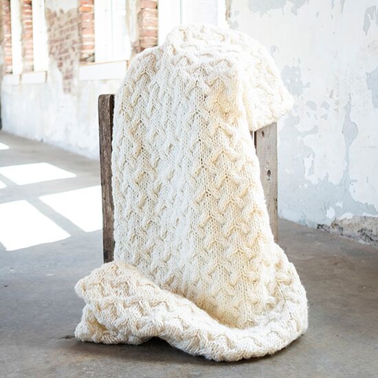 Woondeken Luna met kabelpatroon breien - FairMade breipakket | hobbygigant.nl